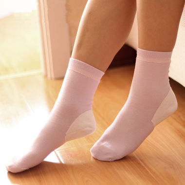 防足裂棉袜，使脚部保湿舒爽，从而预防脚部的干裂